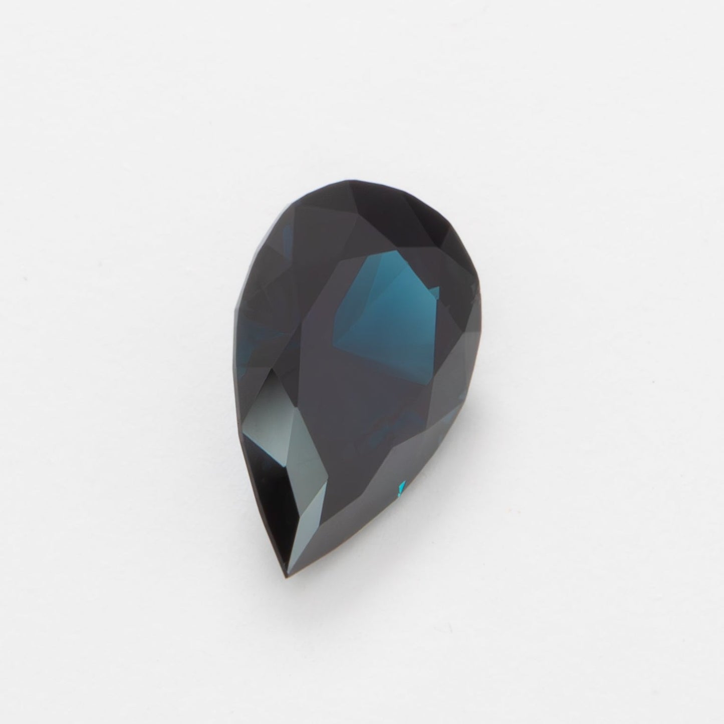 AU0132 dark blue pear australian sapphire