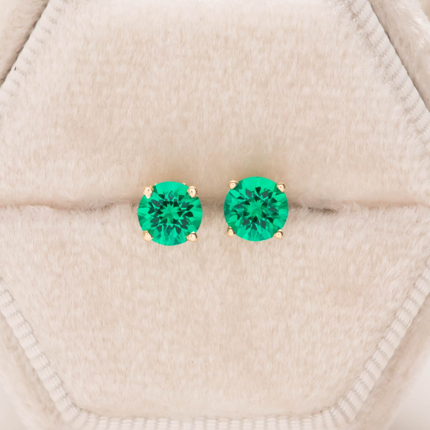 Cyliene earrings in yellow gold and lab emeralds