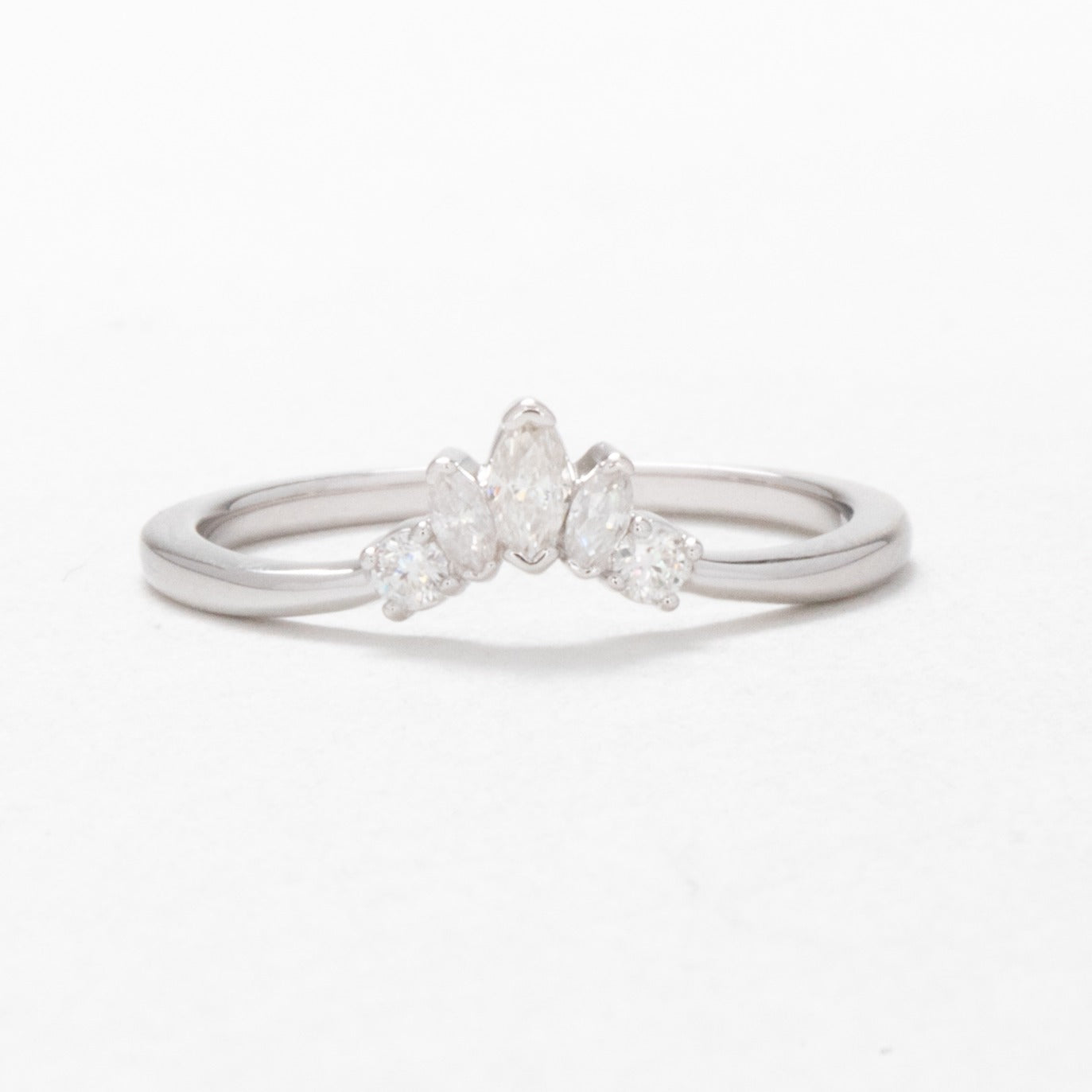 Dia wedding band in white gold with moissanites