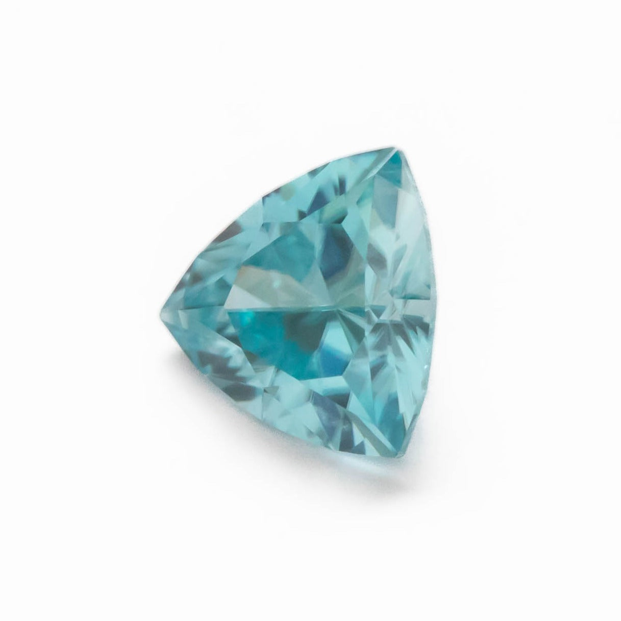 ZR0100 blue cambodian zircon trillion