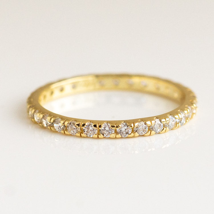 infinity band with lab diamonds in yellow gold