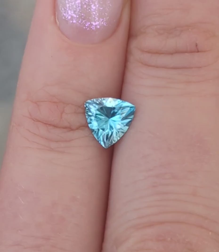 ZR0100 blue cambodian zircon trillion