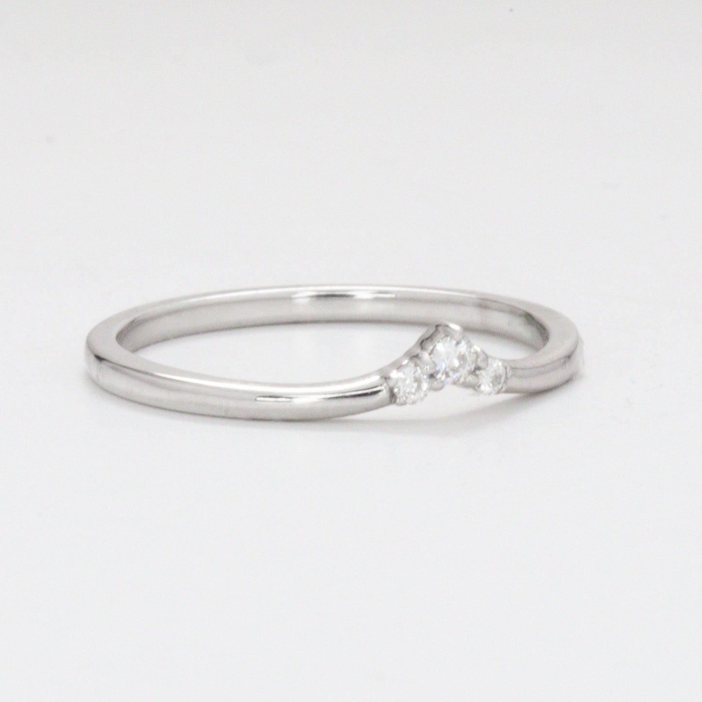 tien chevron wedding band in white gold and lab diamonds