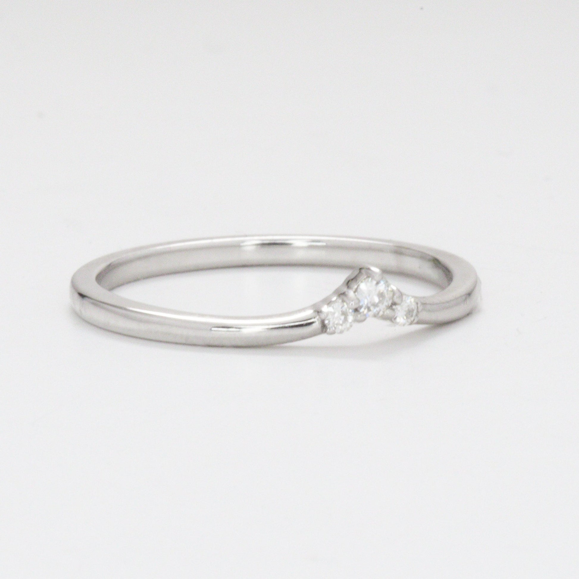 tien chevron wedding band in white gold and lab diamonds