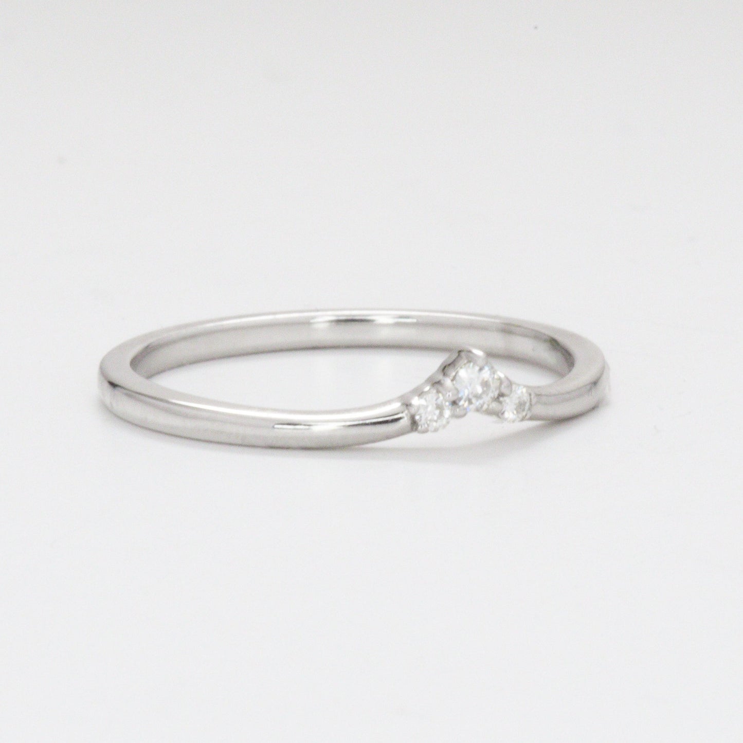 tien chevron wedding band in white gold and lab diamonds