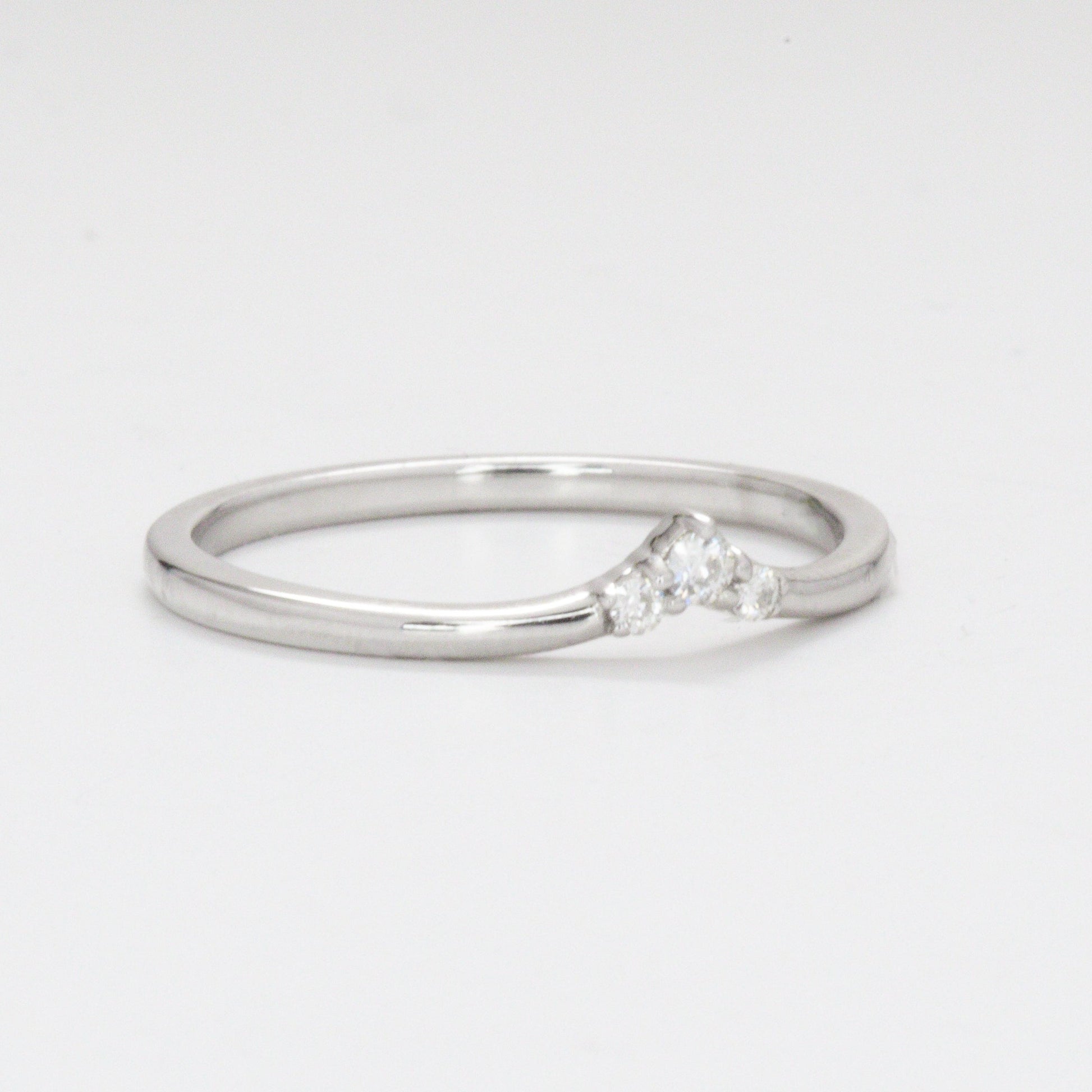 tien chevron wedding band in white gold and lab diamonds